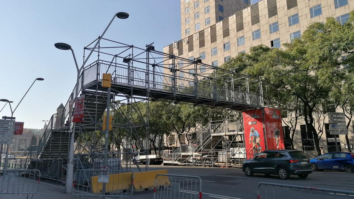 El puente para peatones junto a la meta de La Vuelta en Barcelona