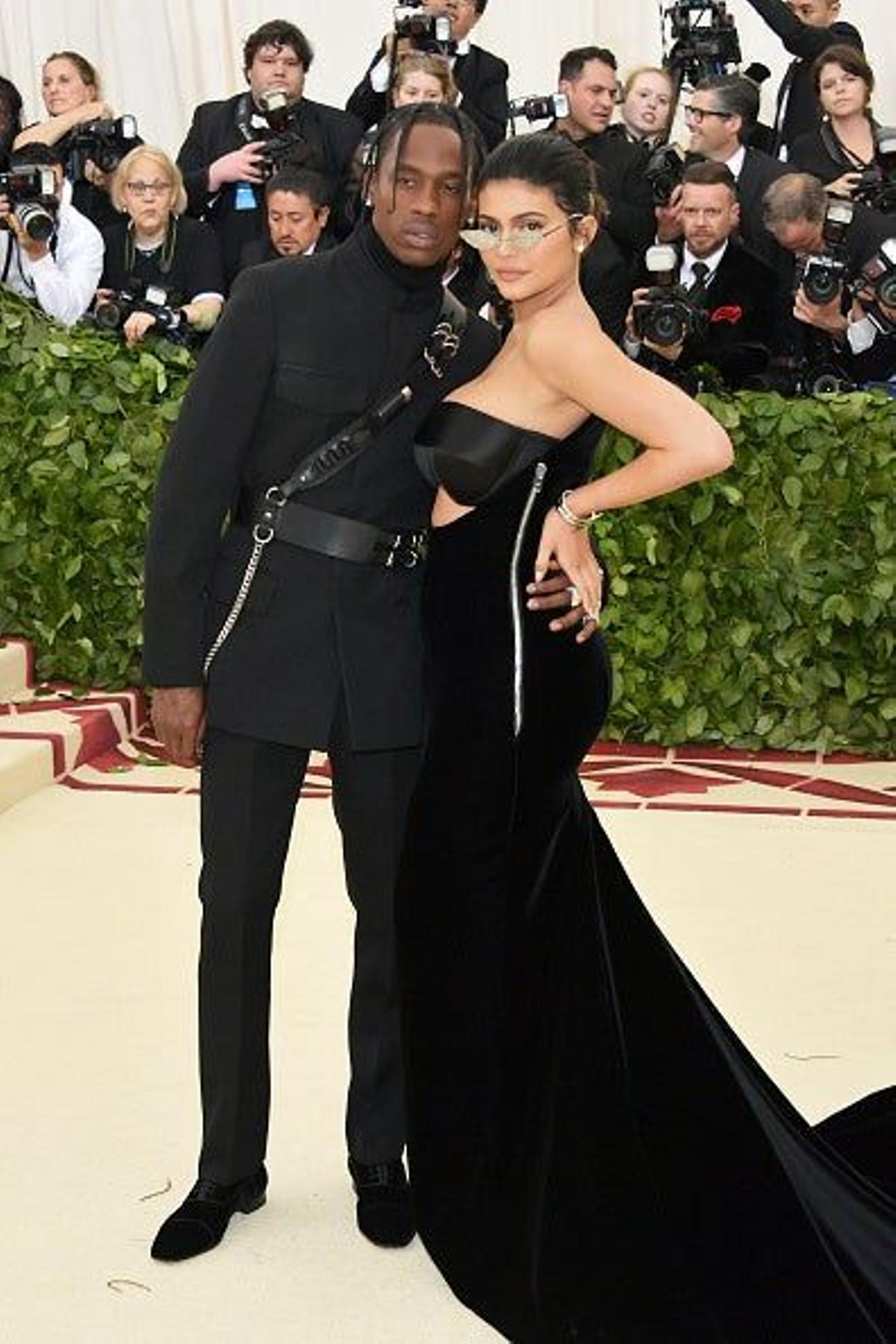 Travis Scott y Kylie Jenner y su primer posado oficia en la Gala Met