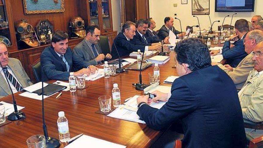 Una reunión del consejo de la Autoridad Portuaria, entidad a la que el Concello trasladará su plan.  // R. V.