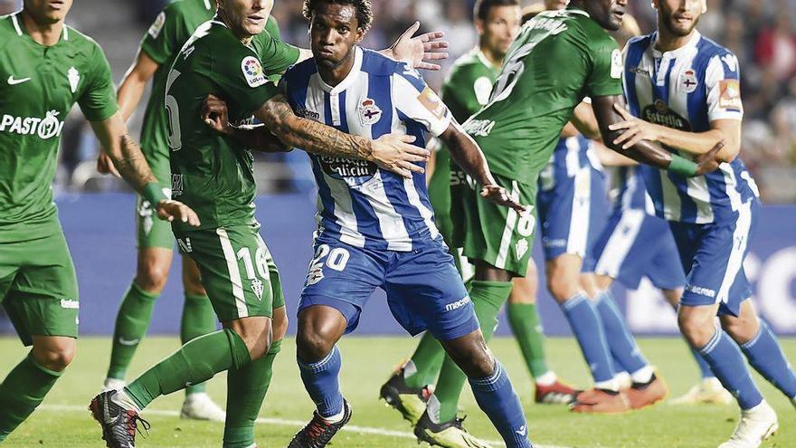 Por la izquierda, Djurdjevic, Sousa, Moreno, Geraldes, Vicente Gómez, Babin y Domingos, durante el partido en Riazor.