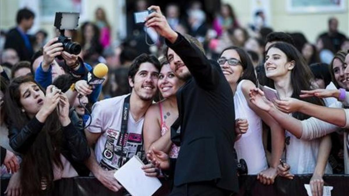 El actor argentino Alberto Ammann, entre las fans, en el Festival de cine de Málaga, donde presentó 'Salto al vacío'.