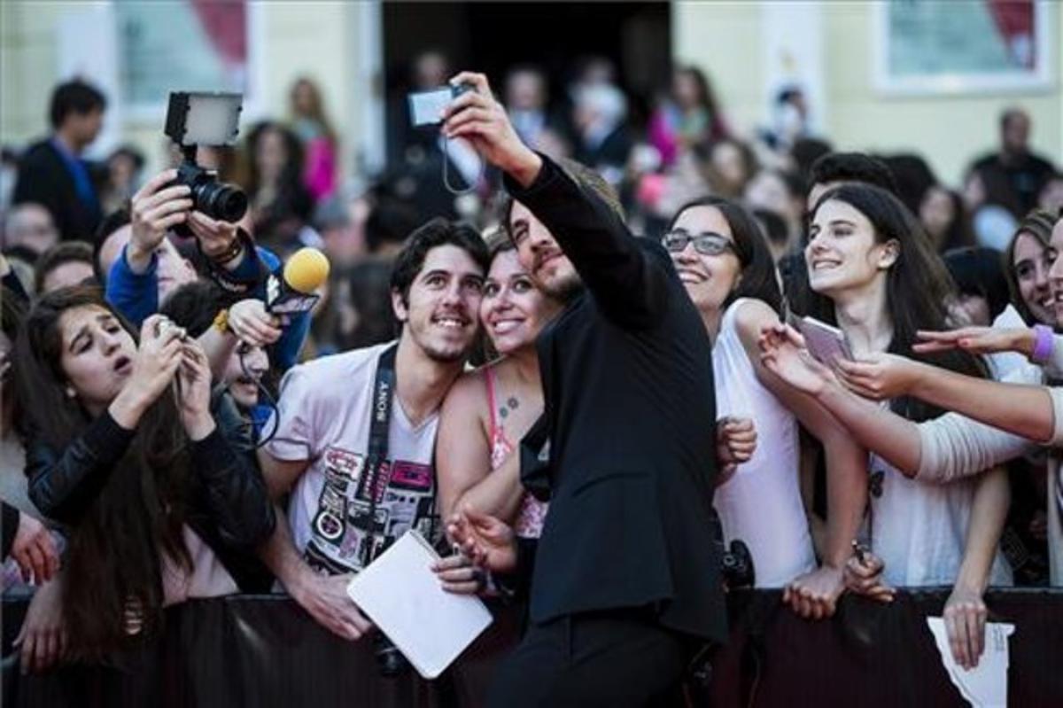 L’actor argentí Alberto Ammann, entre les fans, al Festival de cine de Màlaga, on va presentar ’Salto al vacío’.