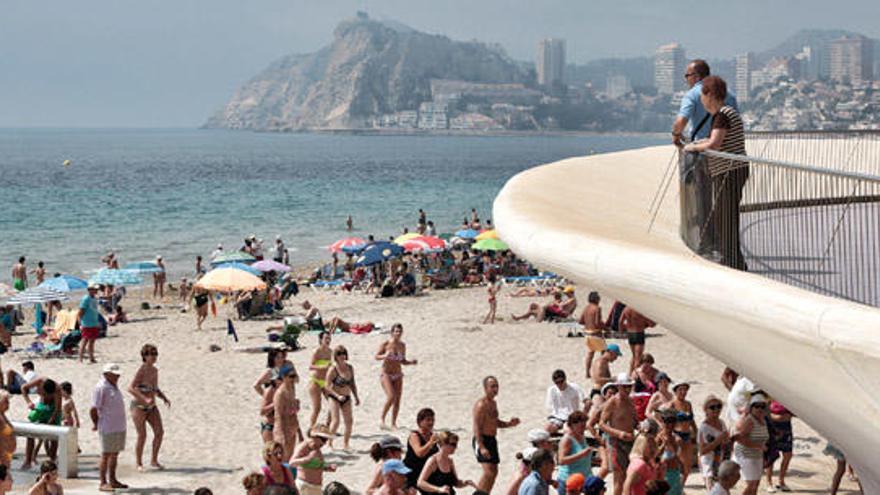 Turistas en la playa de Benidorm