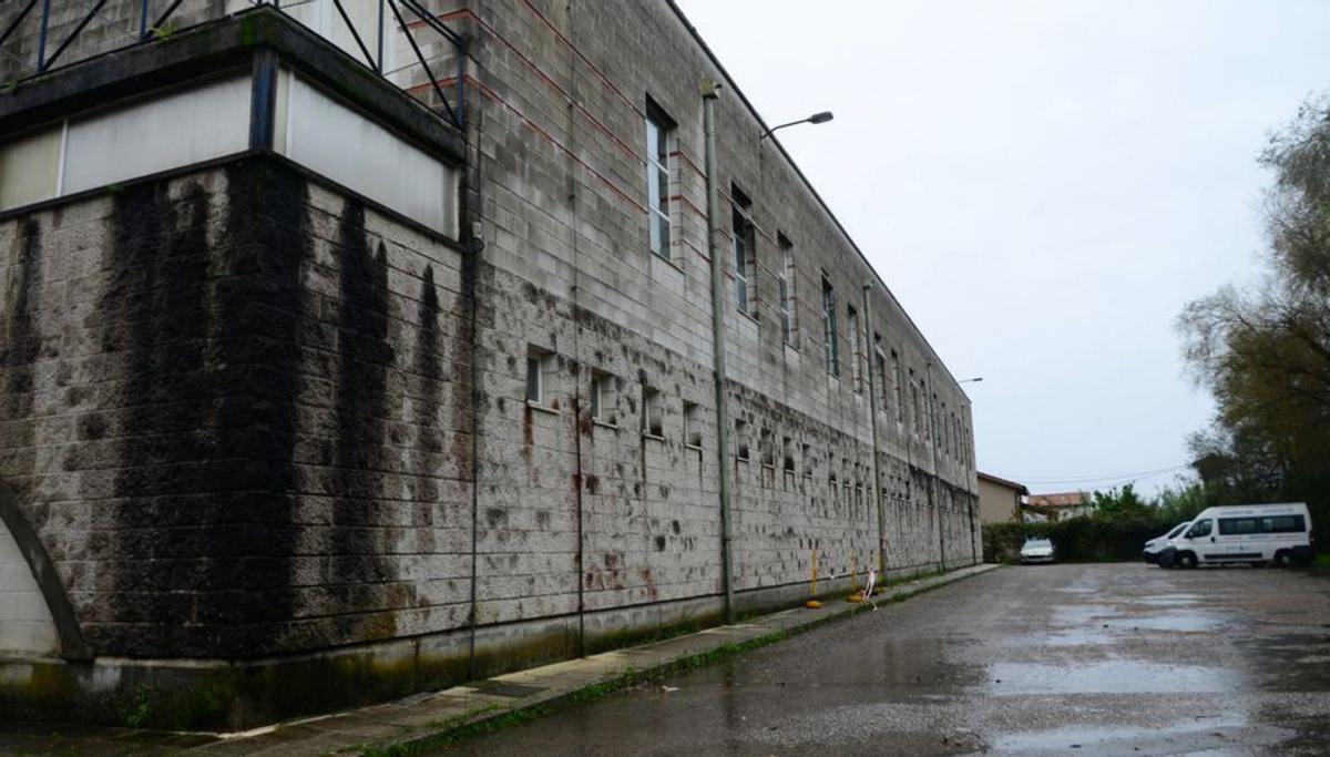 Zona de estacionamiento en la parte trasera.|  Gonzalo Núñez