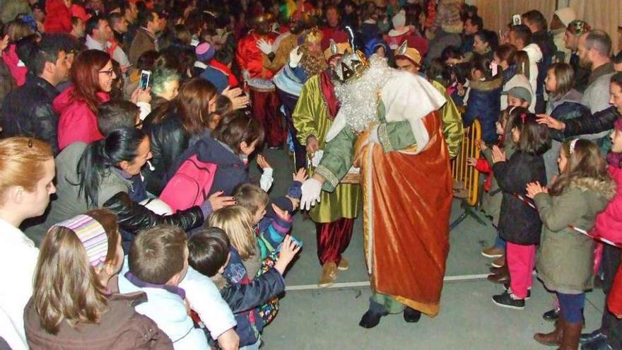 Sus Majestades saludan a los niños a su llegada a la carpa instalada en el Parque Egueren. // S. Álvarez