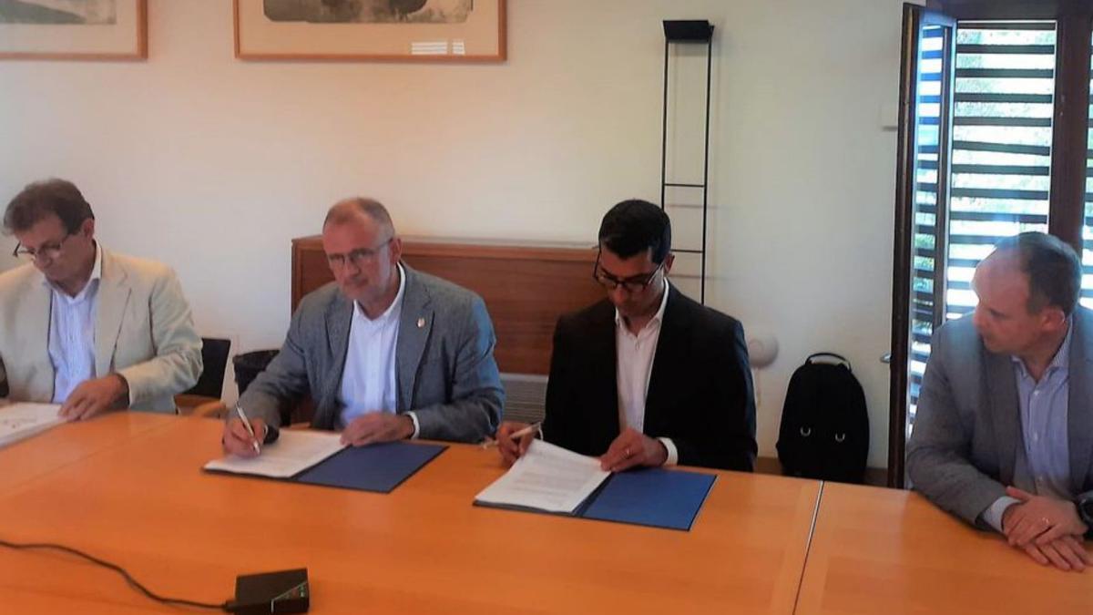 El conseller, firmando el documento en el ParcBit.