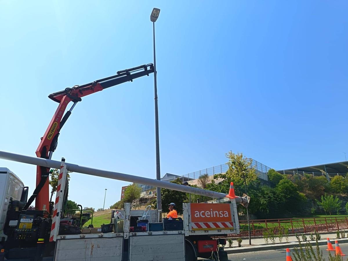 Instalación de luminaria en la Cuesta del Bolón de Zamora.