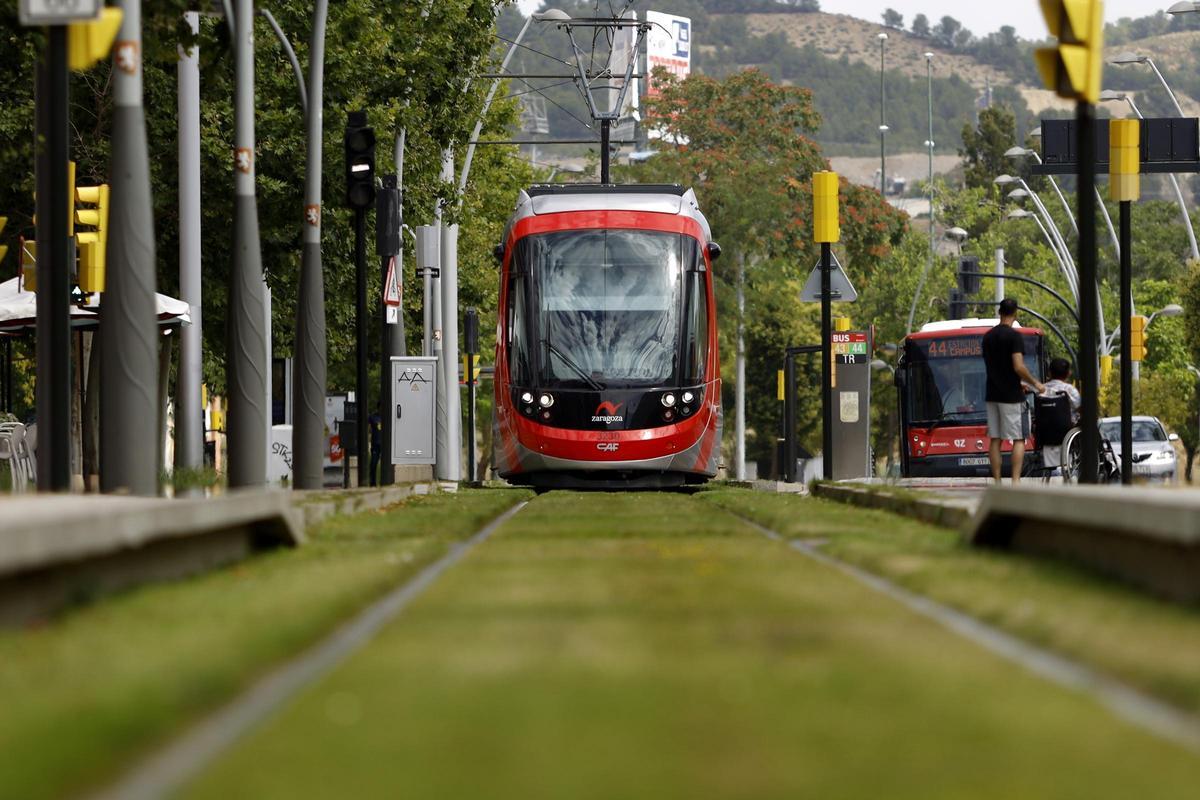 Un tranvía de Zaragoza, en una imagen de archivo.