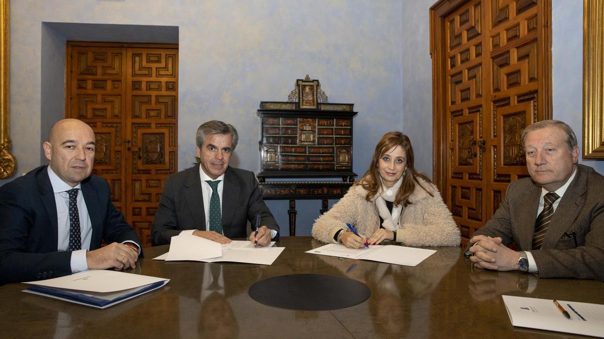 Felisa Cañete durante la firma de uno de los créditos.