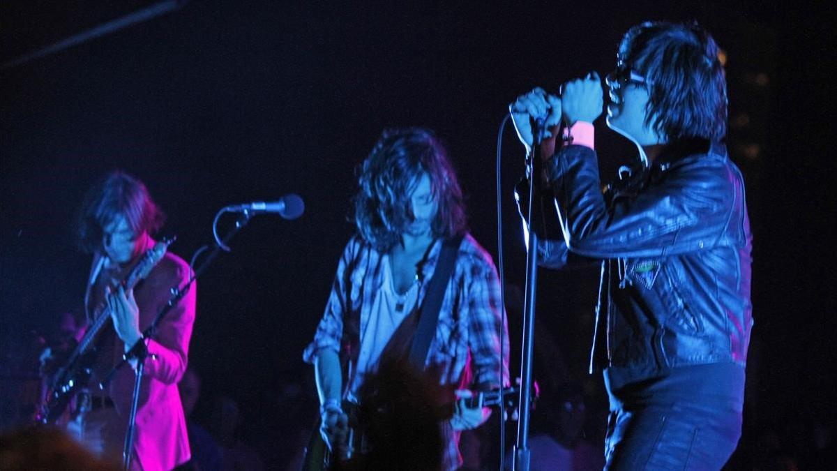 Julian Casablancas y su banda, The Strokes, en concierto.