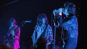 Julian Casablancas y su banda, The Strokes, en concierto.