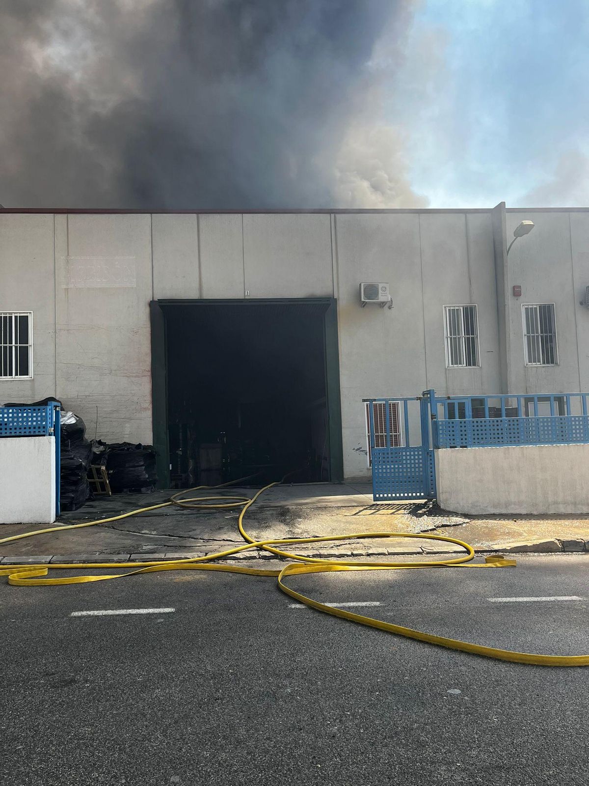 Una de las naves afectadas, por el fuego, después de que los bomberos lograsen sofocar las llamas.