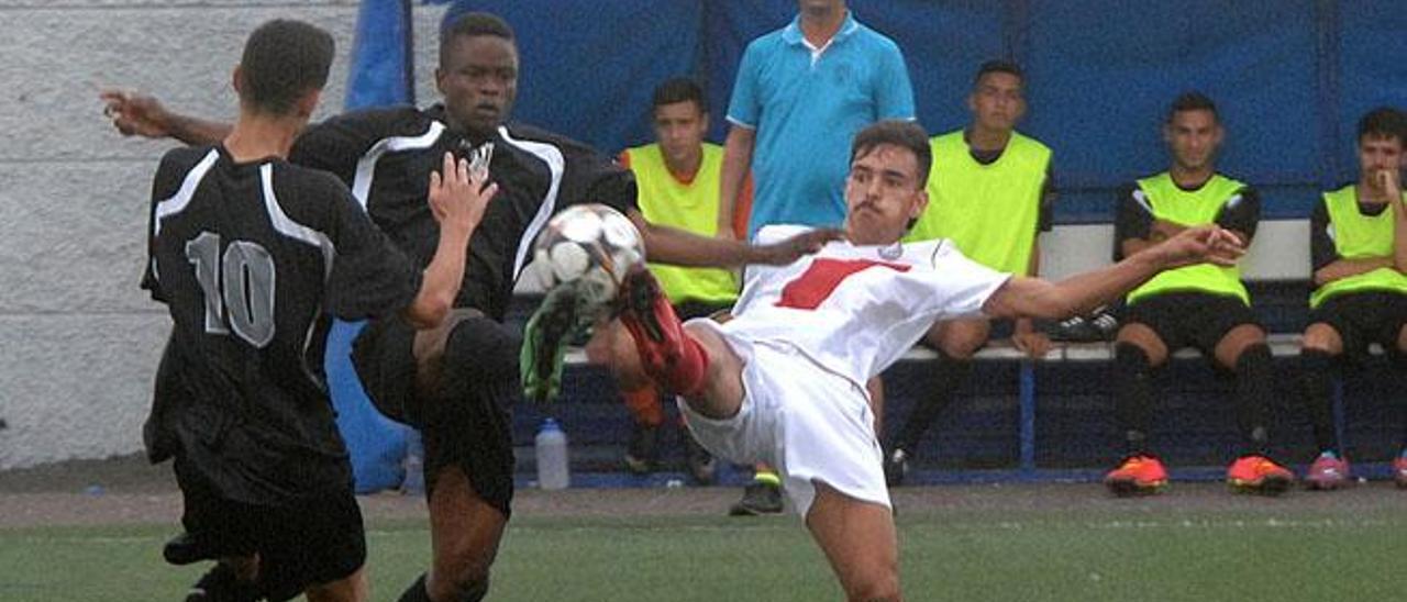 Disputa por el balón en el Huracán-Ofra junto al banquillo visitante