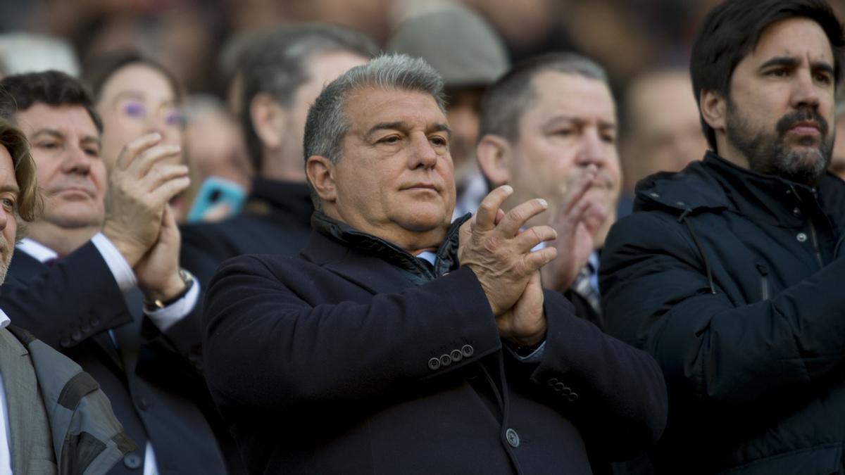 Joan Laporta en el palco del Camp Nou antes de un partido contra el Valencia