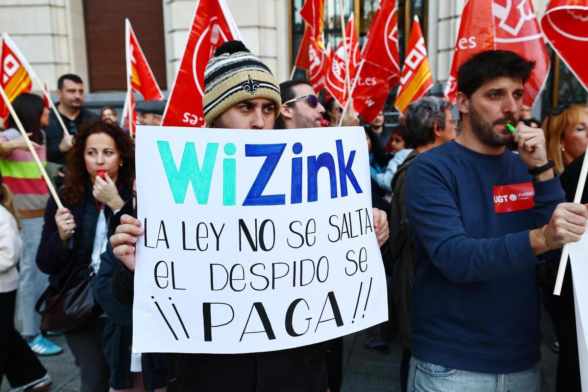 Uno de los trabajadores despedidos del 'call center' de WiZink en Zaragoza, en la manifestación de este lunes.