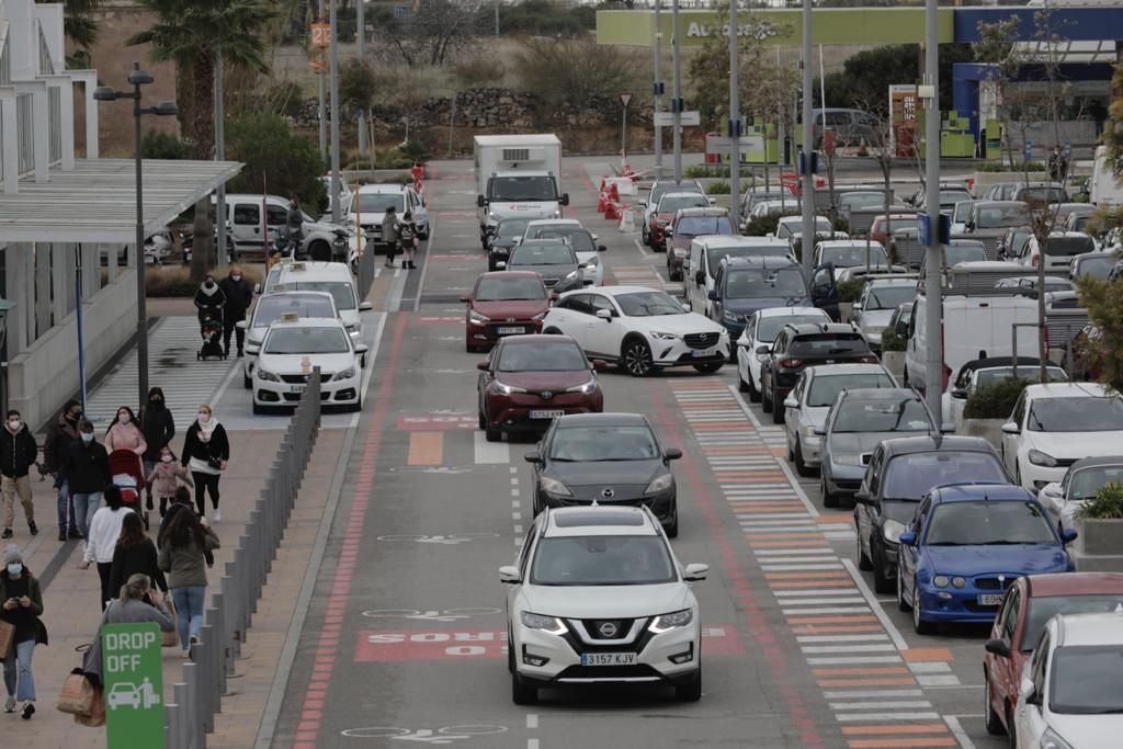 Largas retenciones en la autopista por fiebre comercial antes de las nuevas restricciones