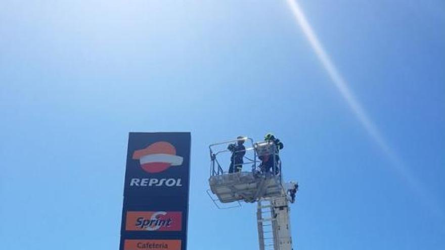 A punto de desprenderse una plancha de metal en una gasolinera de Arinaga