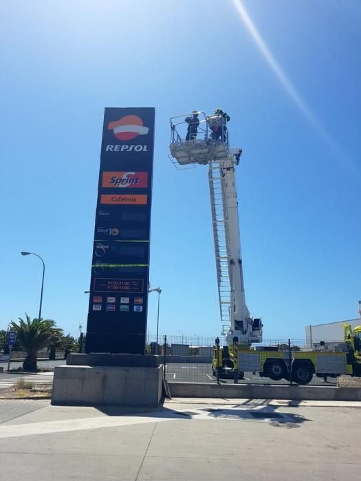 A punto de desprenderse una plancha de metal en una gasolinera de Arinaga