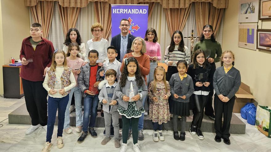 Responsables de la Hermandad con el alumnado premiado