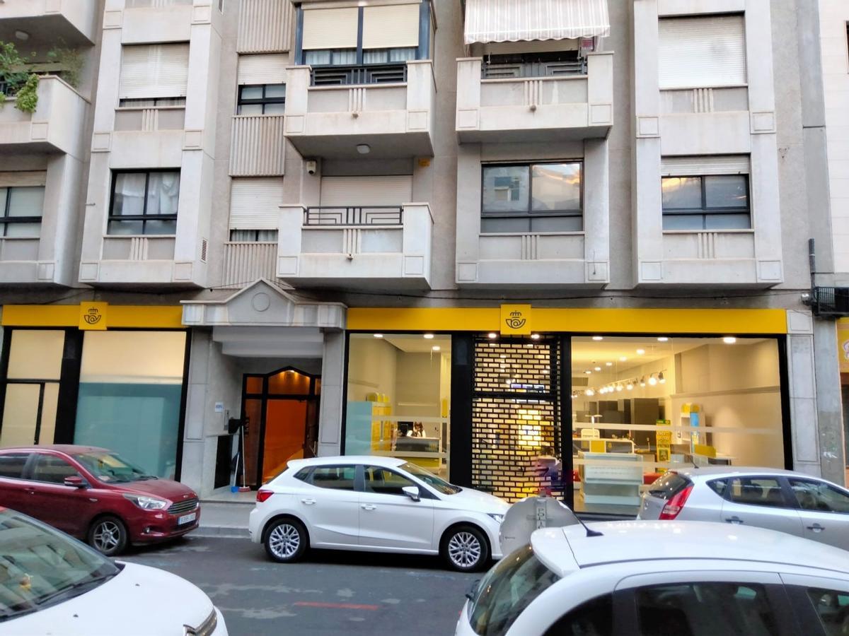 La fachada del nuevo edificio de Correos en el centro de Alicante.