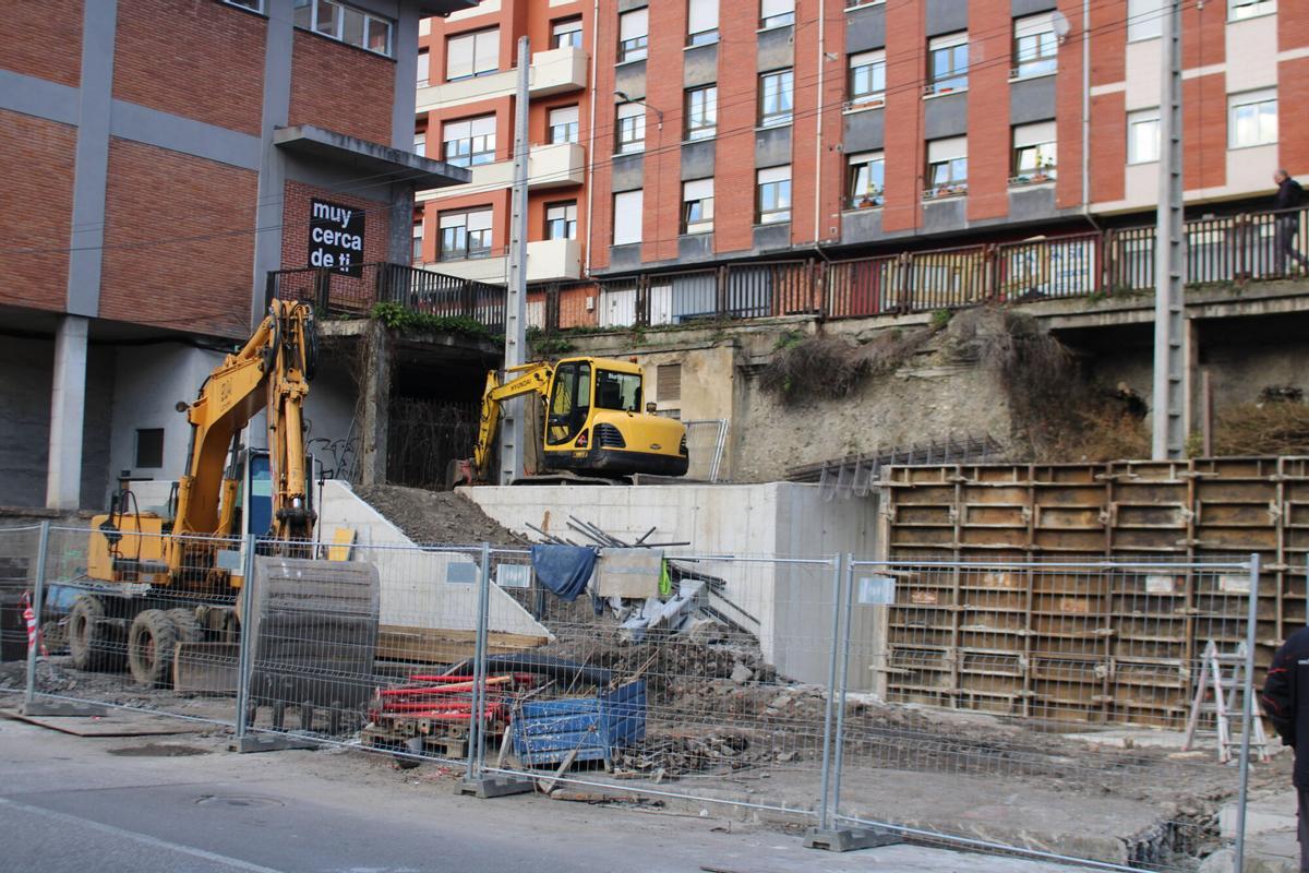 Obras ascensor urbano de Moreda chalé de la Cadena