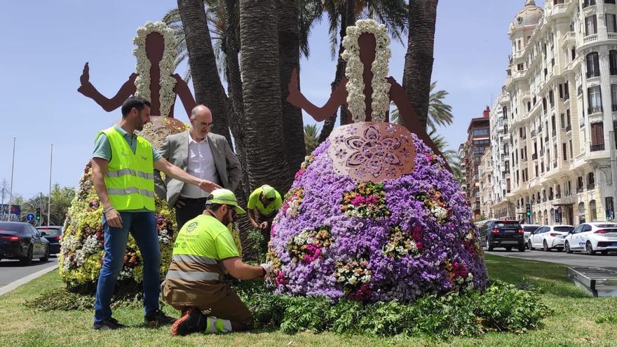 Alicante homenajea a sus belleas con dos esculturas florales de 3 metros de altura