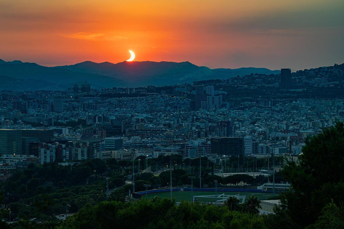 El eclipse visto desde Barcelona, sobre el mirador del Migdia en Montjuïc.