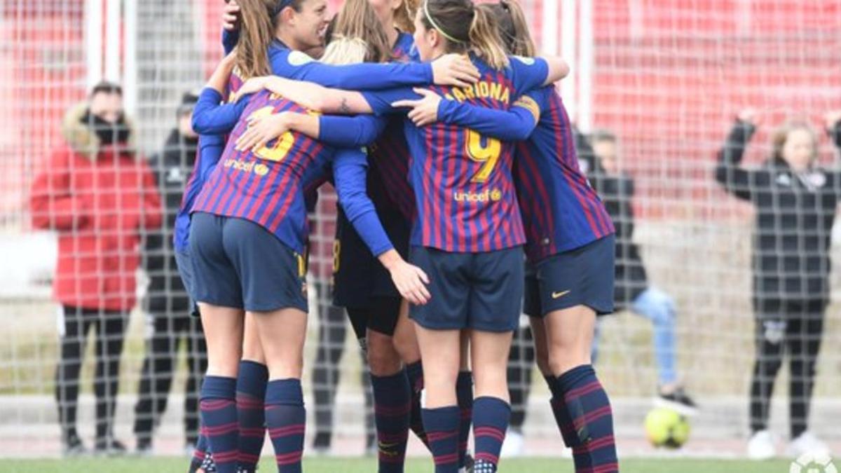 Las jugadoras del Barça se abrazan tras uno de los goles en Vallecas.