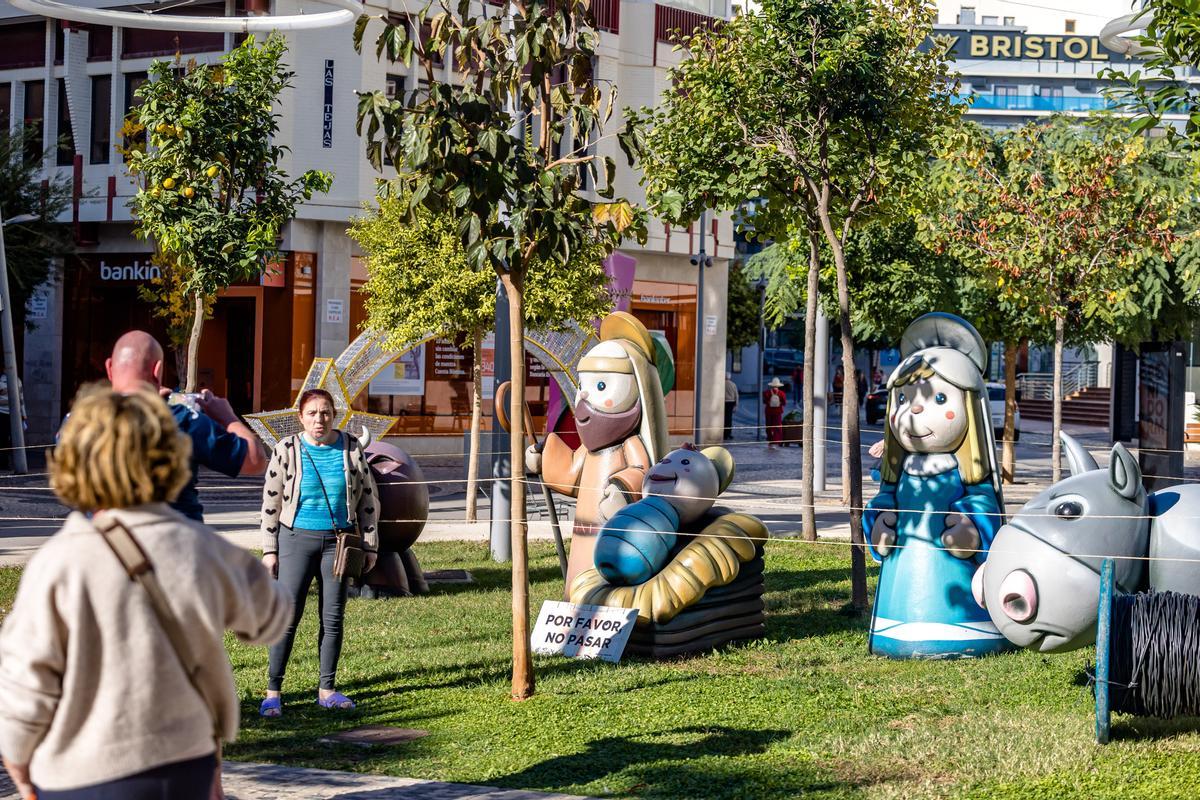 Muñecos de un belén que ya está montado en la plaza de la Hispanidad.