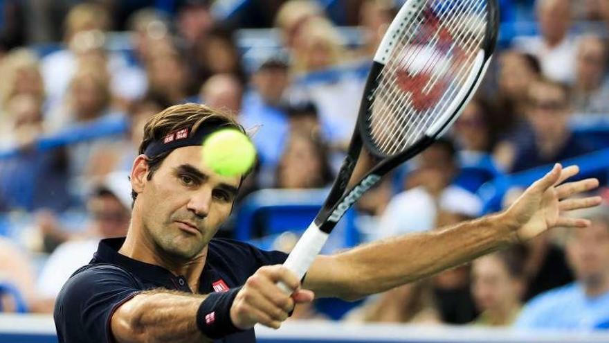 Federer golpea la bola durante la semifinal de Cincinnati. // Efe