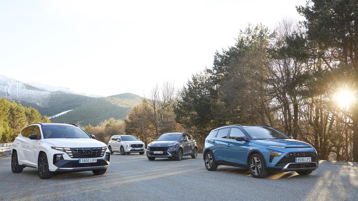 La marca surcoreana Hyundai ha vendido casi 300.000 todocaminos en España en toda su historia. Arriba el Kona, enmedio el Tucson y abajo el Santa Fe. Hyundai