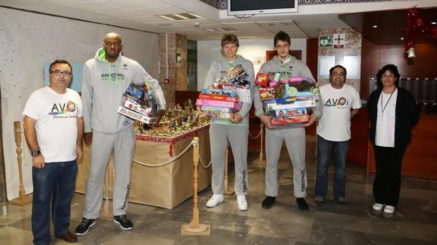 Kuzminskas, Green y Karahodzic, con los regalos en el Materno