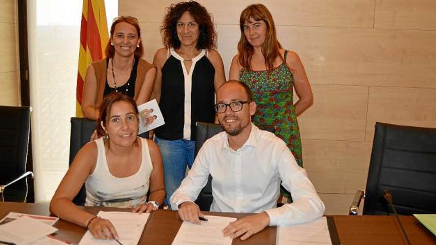 Al davant, l&#039;alcalde David Font i la presidenta de Creu Roja Berguedà, Montse Pont. Al darrere, per la dreta, Montse Pont, tècnica de Serveis Socials, la regidora Mònica Flores i la tècnica de Creu Roja Queralt Escobet