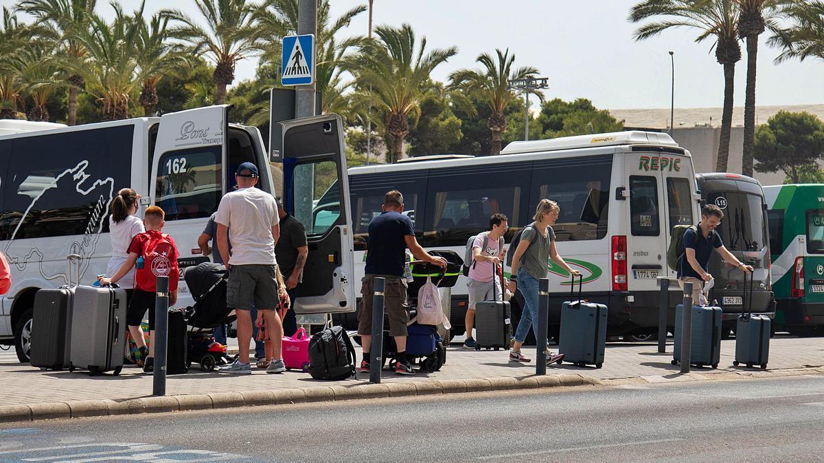 Turistas en el exterior del aeropuerto de Palma este mes de agosto.