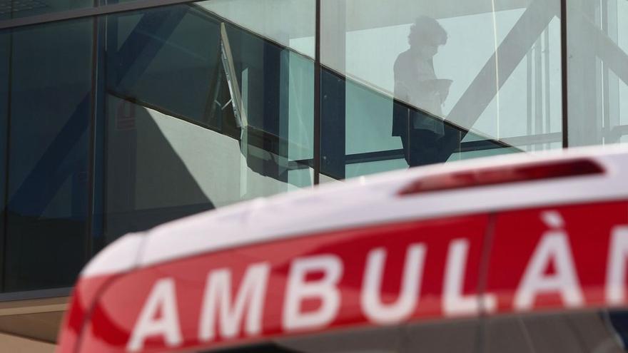 Una sanitària camina per la passarel·la que comunica diferents blocs de l’Hospital La Fe.