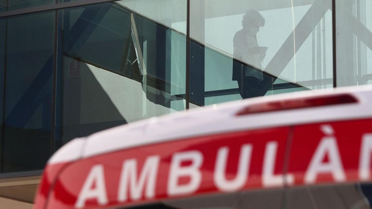 Una sanitaria camina por la pasarela que comunica diferentes bloques del Hospital La Fe.
