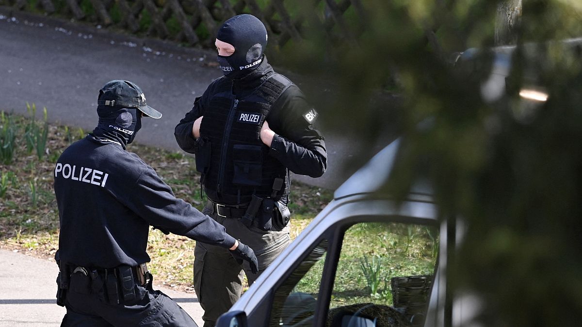 Policías alemanes durante la redada contra ultraderechistas alemanes.