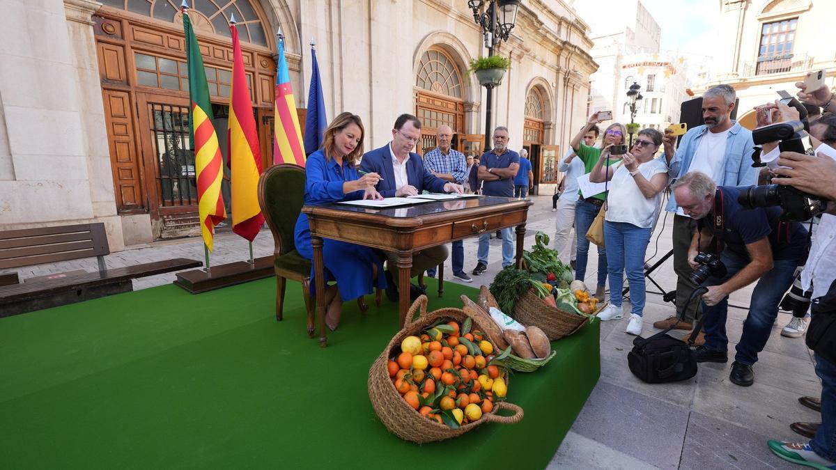 Begoña Carrasco, alcaldesa de Castelló, y Jorge Cubedo, gerente de la UTE encargada de las obras, firman el contrato de obra.