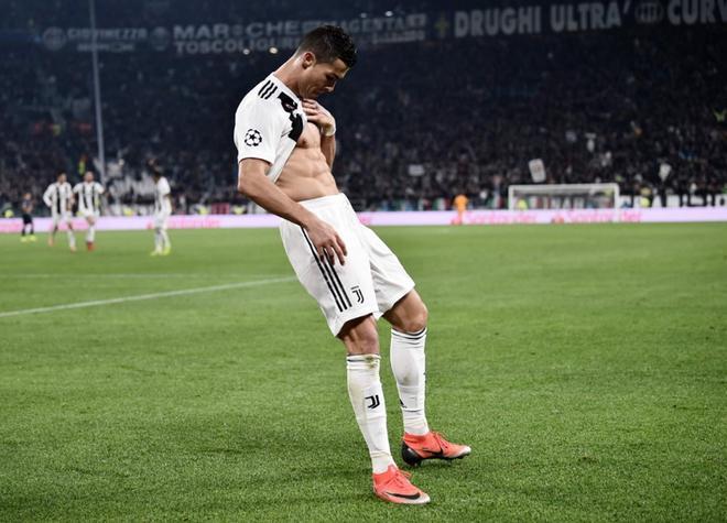 Cristiano Ronaldo celebra un gol durante el partido de la UEFA Champions League entre la Juventus y el Manchester United en el Allianz stadium en Turin.