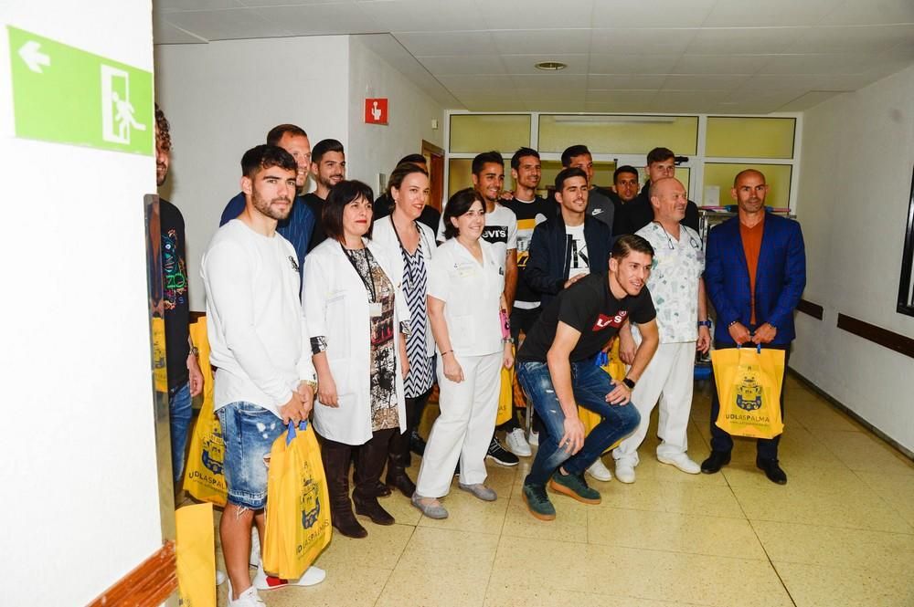 Visita de la UD Las Palmas al Materno Infantil