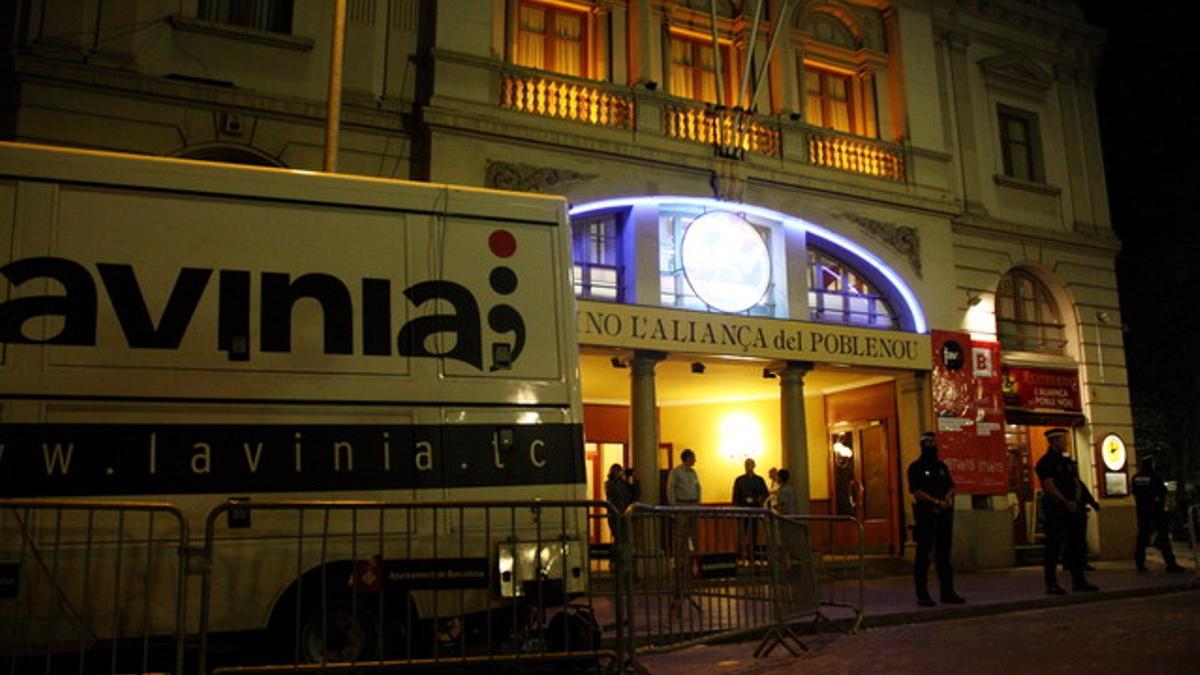 Exterior del Casino de l'Aliança de Poblenou, donde se ha celebrado el debate de BTV