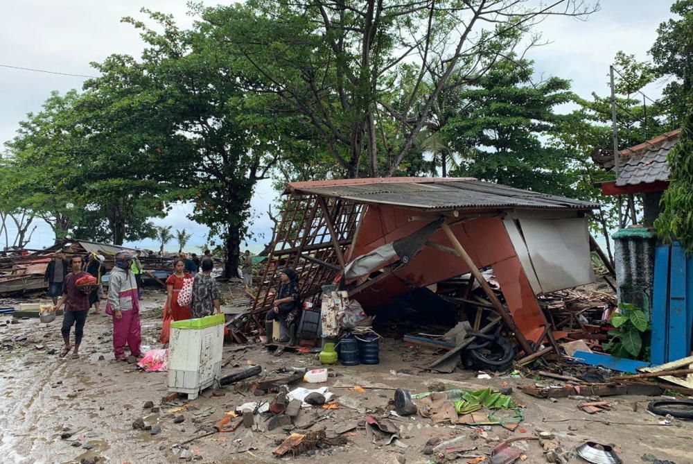 Tsunami amb desenes de víctimes a Indonèsia