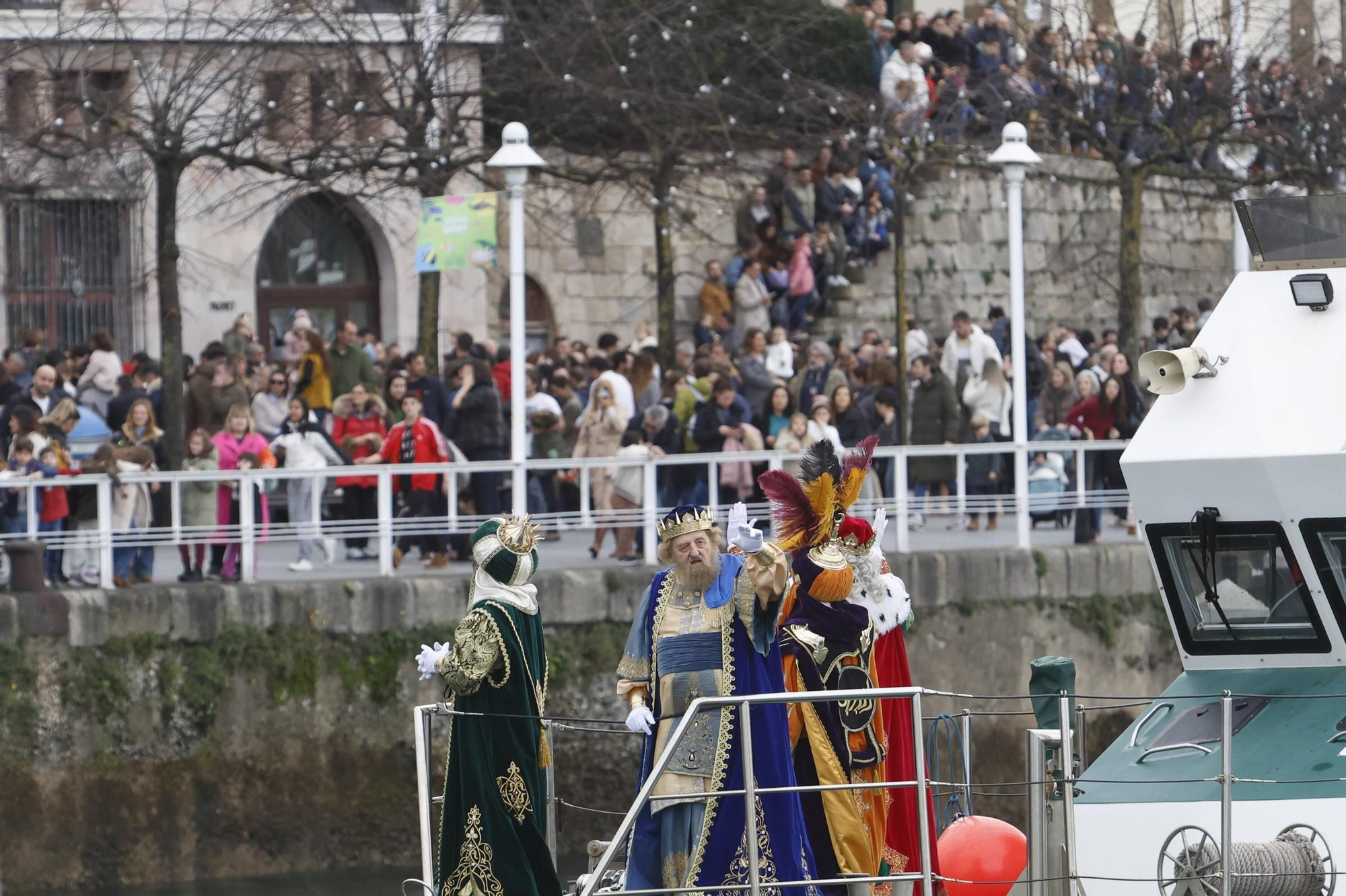 En imágenes: Los Reyes Magos desembarcan en Gijón