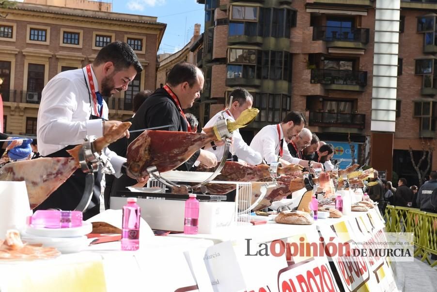 Corte solidario de jamón contra el cáncer