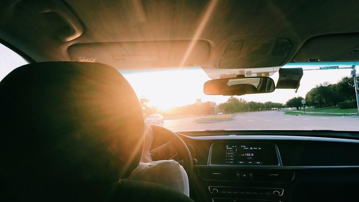 Conducir con el sol de frente puede producir una pérdida temporal de visión.