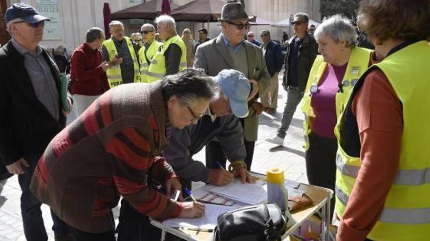 La plataforma se reunió ayer en la plaza de la Pescadería.