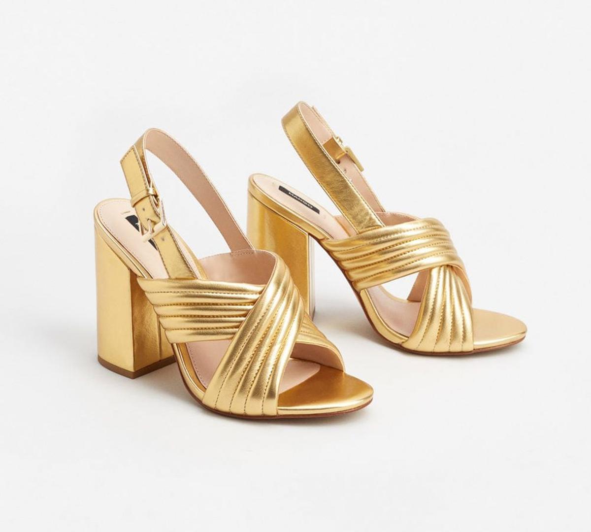 Zapatos de invitada: sandalia dorada