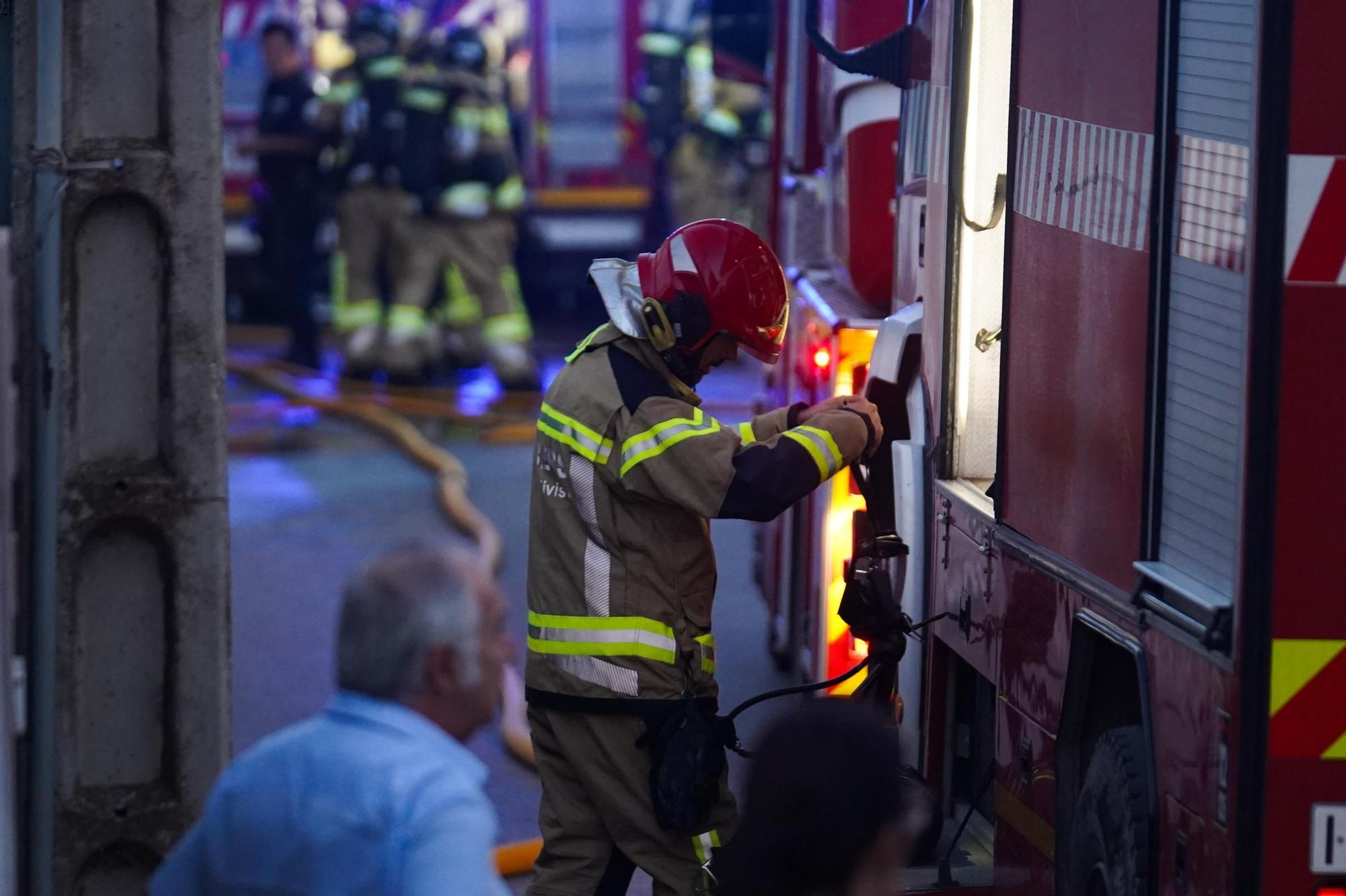 Todas las imágenes del incendio de un garaje lleno de motos en Puis d'en Valls