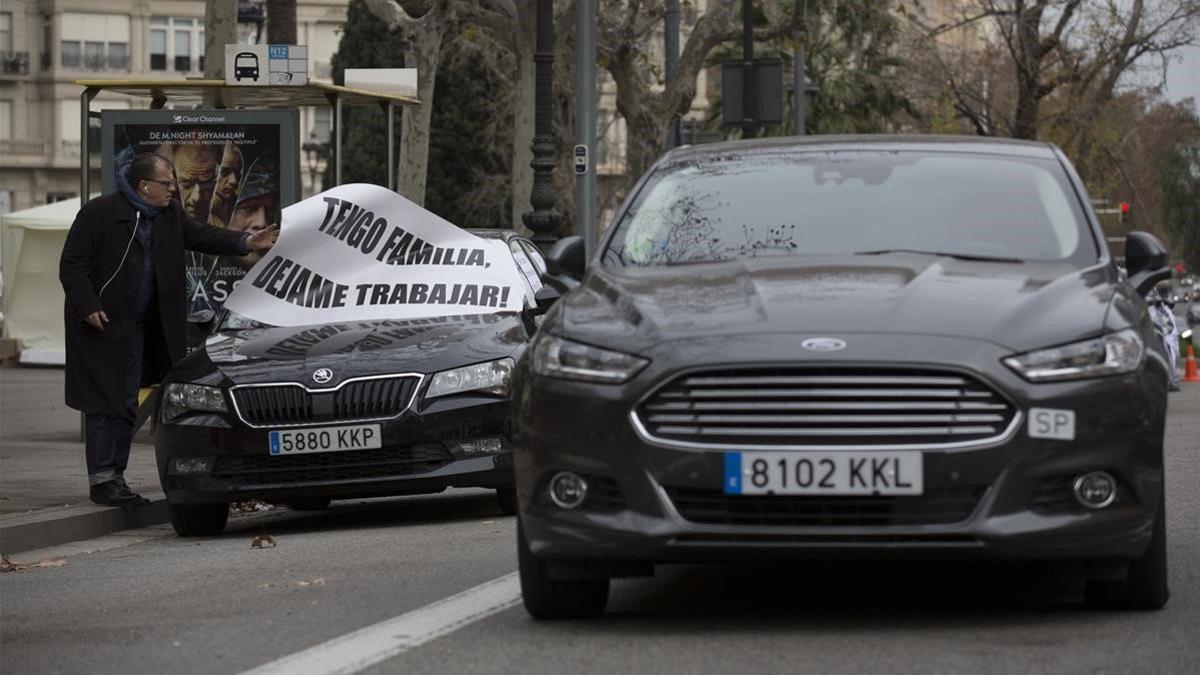 Un vehículo de VTC abandona la Diagonal el pasado lunes, después de varios días de protesta.