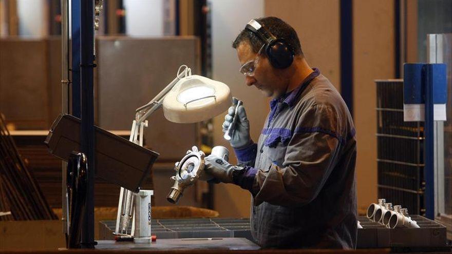 Un trabajador en una planta de producción de componentes para automóviles